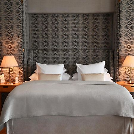 호텔 디플로맷 스톡홀름 외부 사진 A bed with a headboard