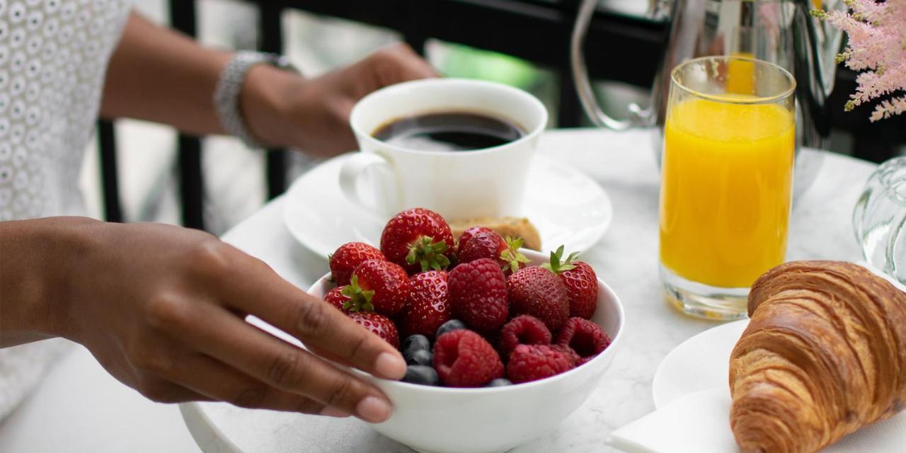 호텔 디플로맷 스톡홀름 외부 사진 A breakfast with fruit