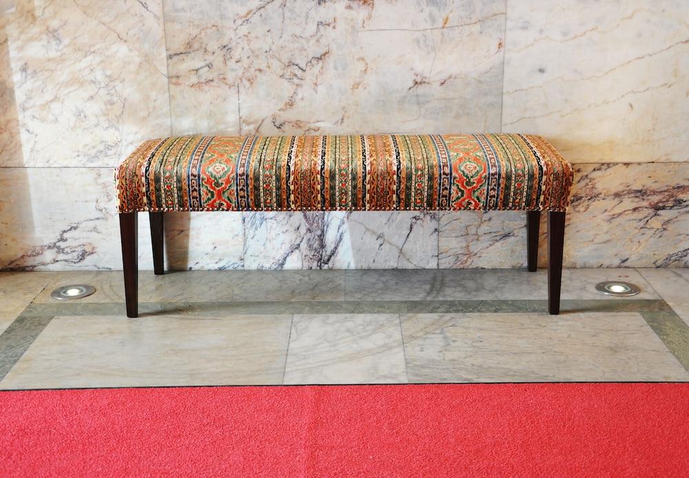 호텔 디플로맷 스톡홀름 외부 사진 A bench in the lobby of the National Museum of the United States Army