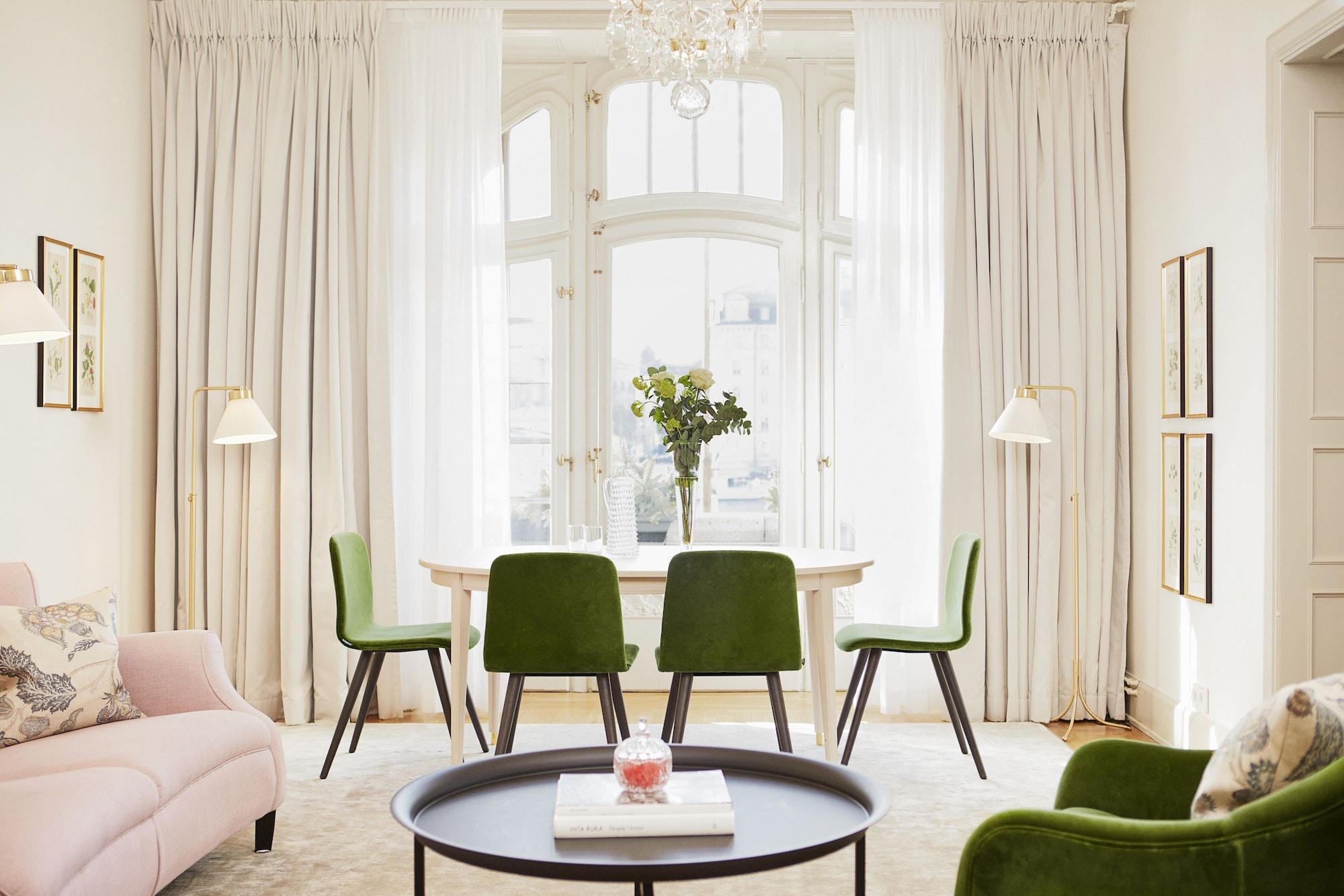 호텔 디플로맷 스톡홀름 외부 사진 A living room with curtains