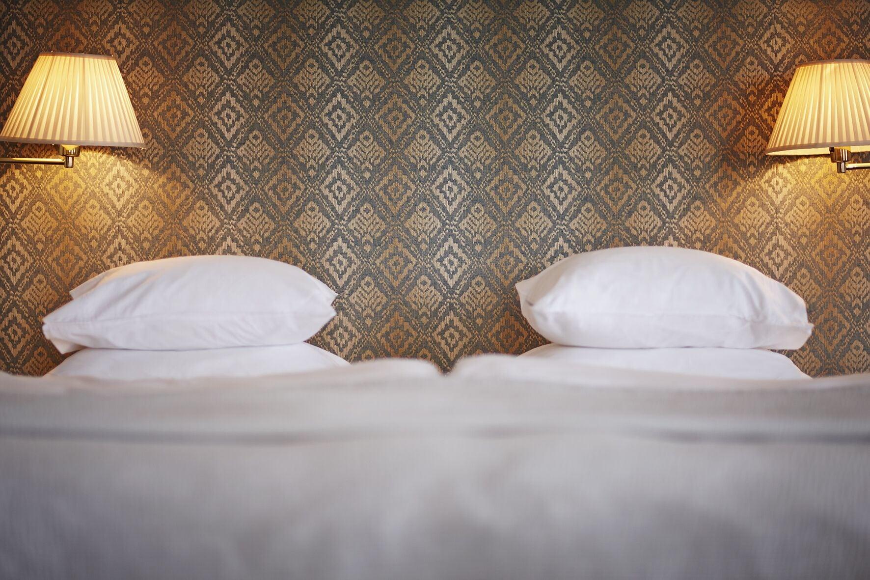 호텔 디플로맷 스톡홀름 외부 사진 A bed with two pillows