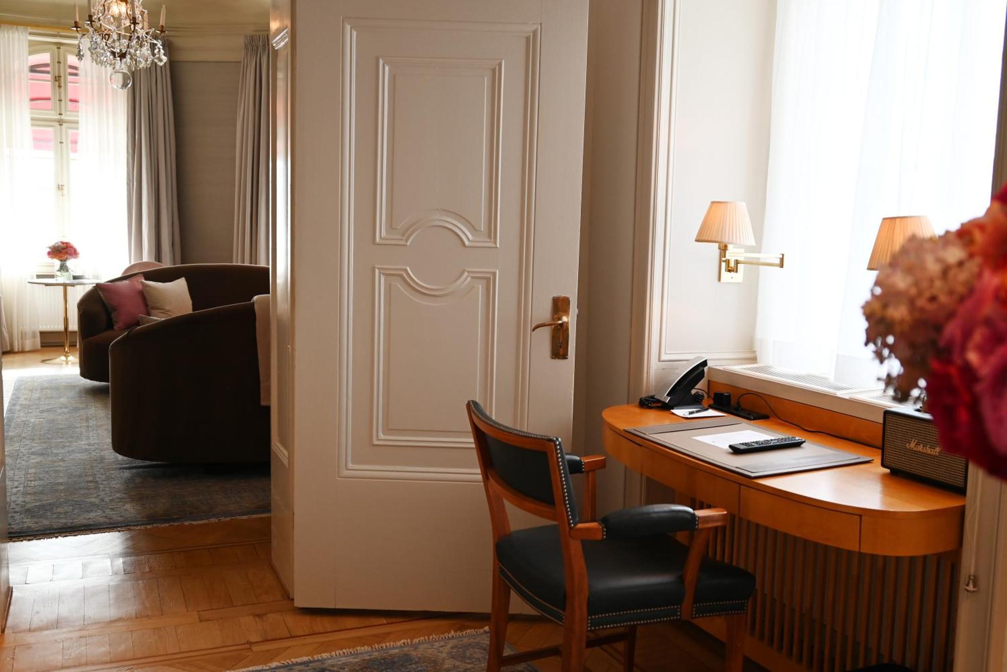 호텔 디플로맷 스톡홀름 외부 사진 A door in a hotel room