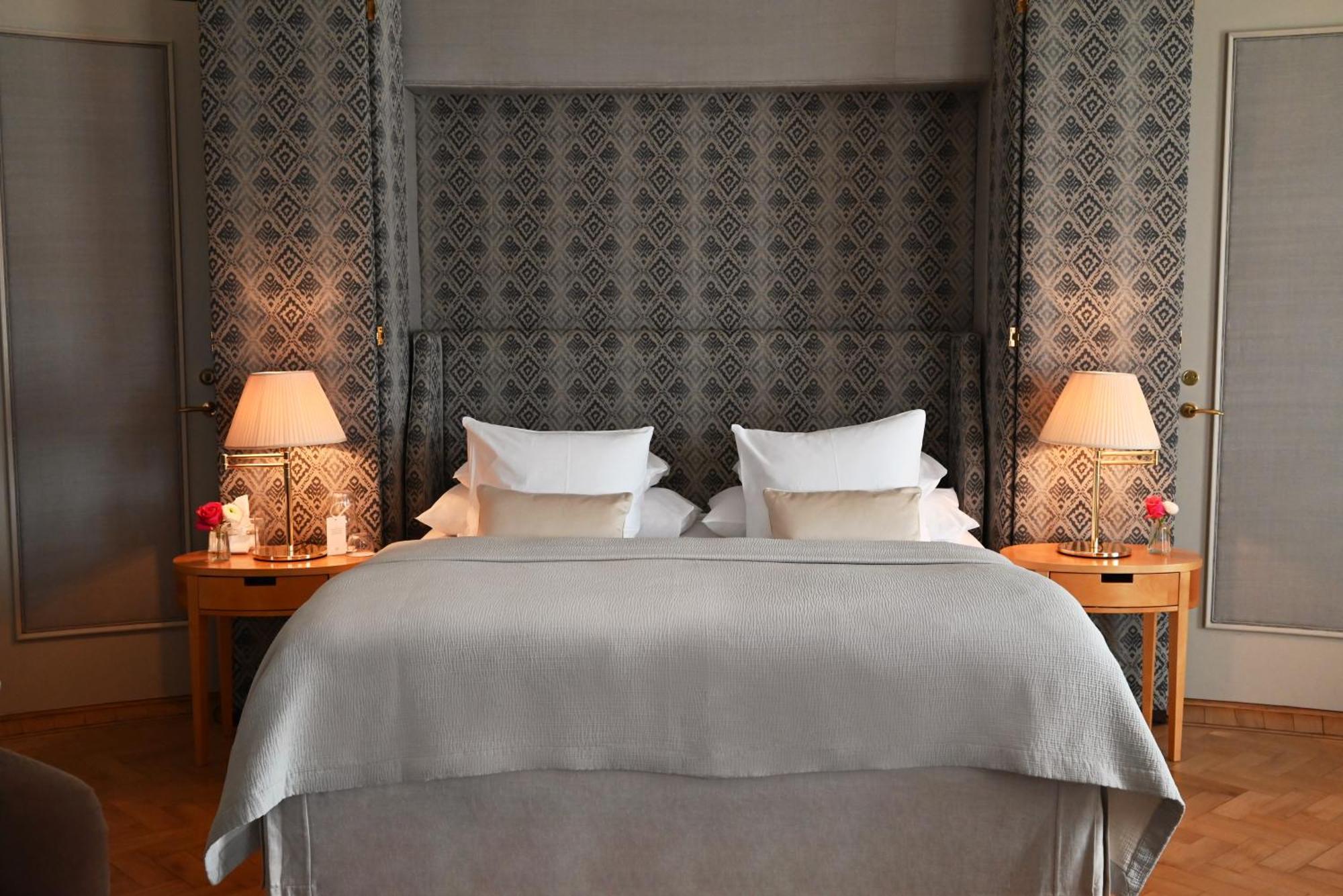 호텔 디플로맷 스톡홀름 외부 사진 A bed with a headboard
