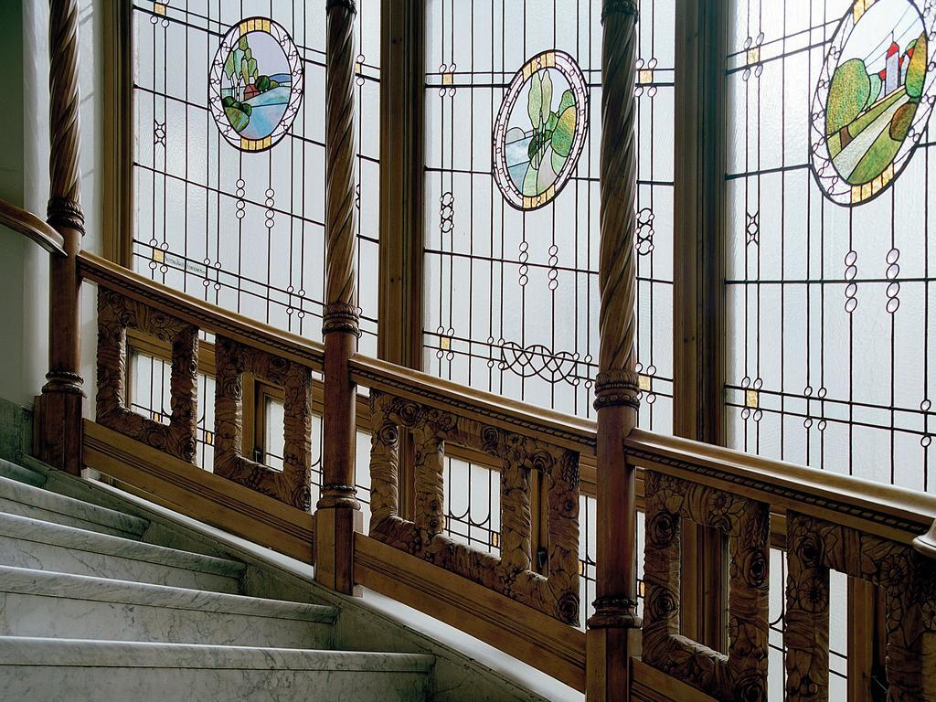 호텔 디플로맷 스톡홀름 외부 사진 Stained glass windows in the staircase